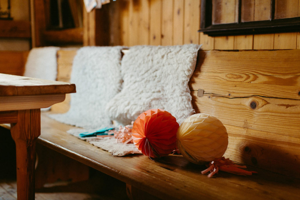 hochzeitsfotograf-kerim-kivrak-scheunenhochzeit-balzhausen-hochzeitslocation-lenderstuben-boho-destination-wedding-photographer-trauung-standesamt-hochzeitsfotoalbum-hochzeitsdeko-0069