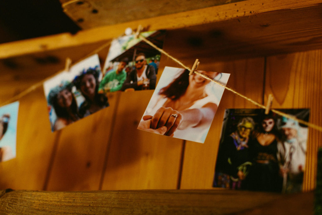 hochzeitsfotograf-kerim-kivrak-scheunenhochzeit-balzhausen-hochzeitslocation-lenderstuben-boho-destination-wedding-photographer-trauung-standesamt-hochzeitsfotoalbum-hochzeitsdeko-0070