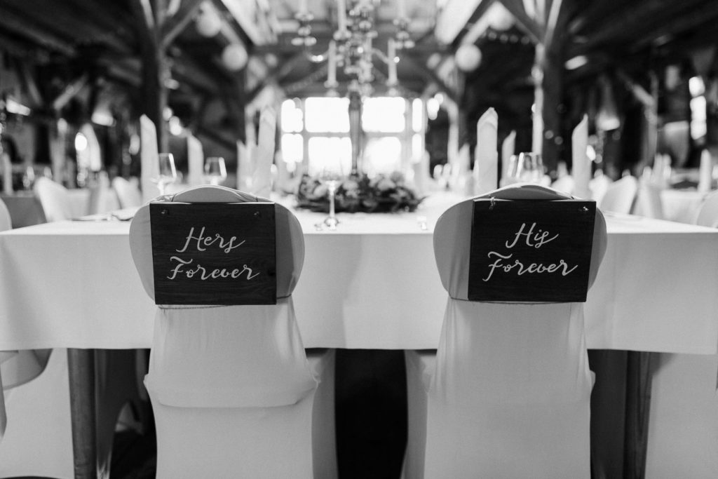 hochzeitsfotograf-kerim-kivrak-scheunenhochzeit-balzhausen-hochzeitslocation-lenderstuben-boho-destination-wedding-photographer-trauung-standesamt-hochzeitsfotoalbum-hochzeitsdeko-0072