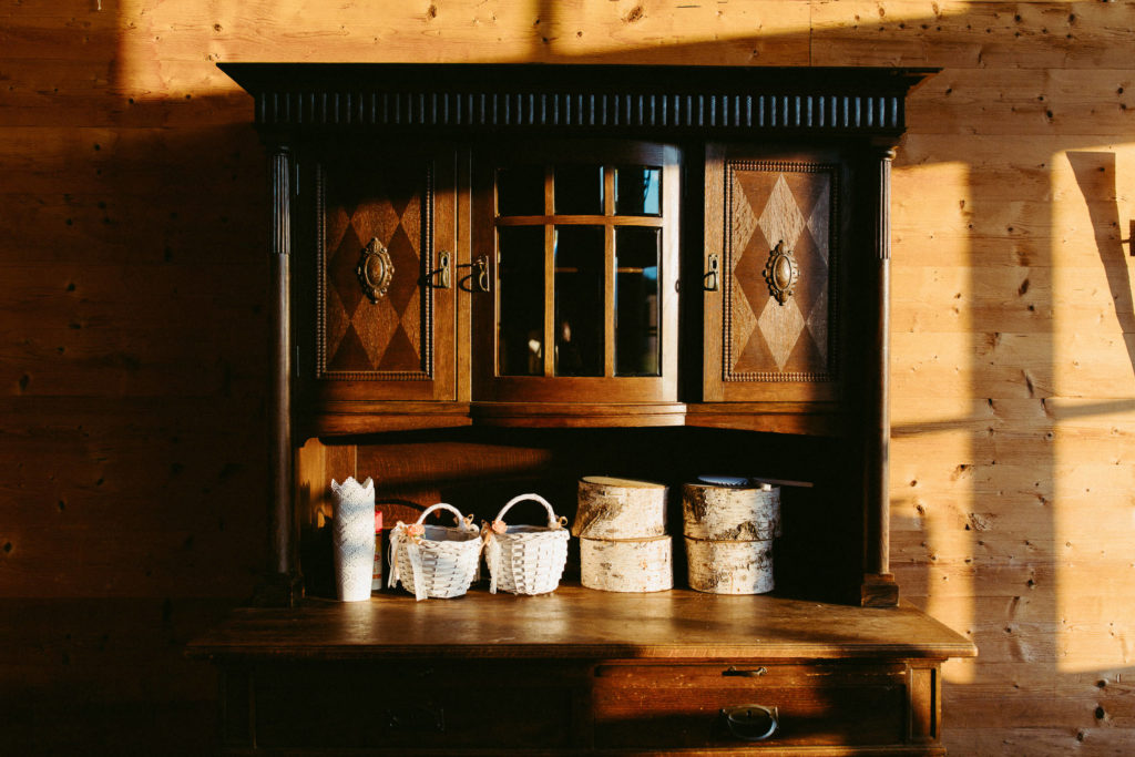 hochzeitsfotograf-kerim-kivrak-scheunenhochzeit-balzhausen-hochzeitslocation-lenderstuben-boho-destination-wedding-photographer-trauung-standesamt-hochzeitsfotoalbum-hochzeitsdeko-0073