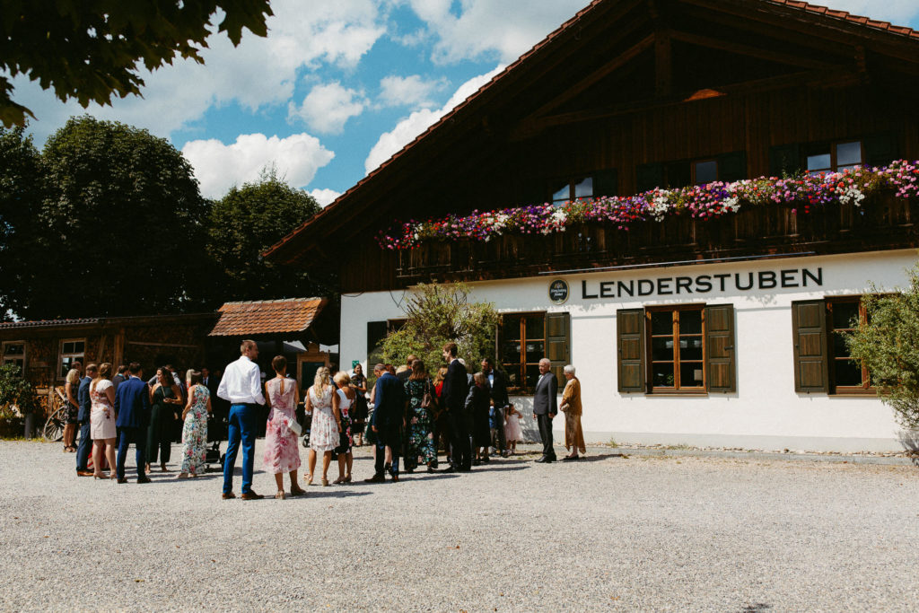 hochzeitsfotograf-kerim-kivrak-scheunenhochzeit-balzhausen-hochzeitslocation-lenderstuben-boho-destination-wedding-photographer-trauung-standesamt-hochzeitsfotoalbum-hochzeitsdeko-0074