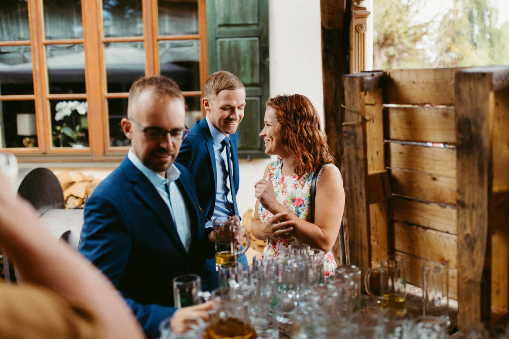 hochzeitsfotograf-kerim-kivrak-scheunenhochzeit-balzhausen-hochzeitslocation-lenderstuben-boho-destination-wedding-photographer-trauung-standesamt-hochzeitsfotoalbum-hochzeitsdeko-0076