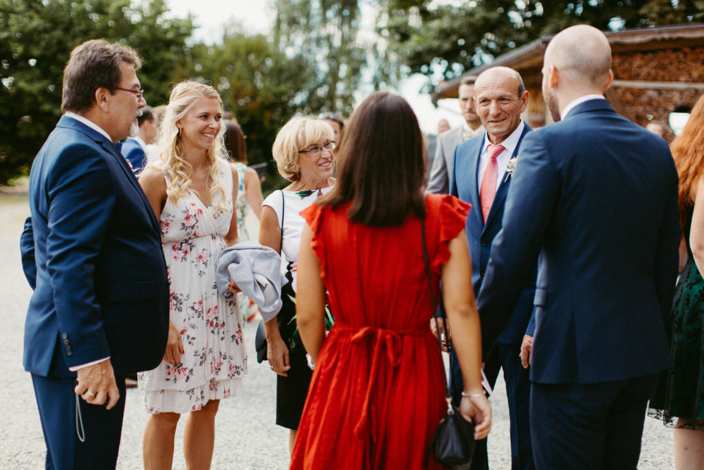 hochzeitsfotograf-kerim-kivrak-scheunenhochzeit-balzhausen-hochzeitslocation-lenderstuben-boho-destination-wedding-photographer-trauung-standesamt-hochzeitsfotoalbum-hochzeitsdeko-0078