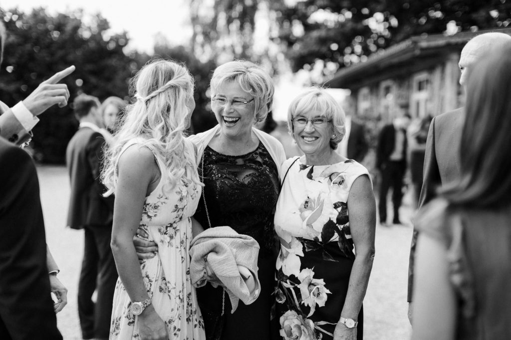 hochzeitsfotograf-kerim-kivrak-scheunenhochzeit-balzhausen-hochzeitslocation-lenderstuben-boho-destination-wedding-photographer-trauung-standesamt-hochzeitsfotoalbum-hochzeitsdeko-0079