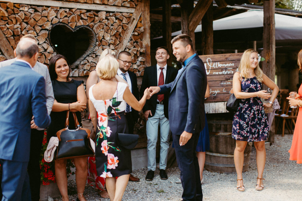 hochzeitsfotograf-kerim-kivrak-scheunenhochzeit-balzhausen-hochzeitslocation-lenderstuben-boho-destination-wedding-photographer-trauung-standesamt-hochzeitsfotoalbum-hochzeitsdeko-0080