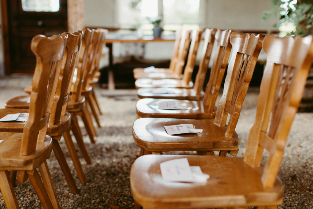 hochzeitsfotograf-kerim-kivrak-scheunenhochzeit-balzhausen-hochzeitslocation-lenderstuben-boho-destination-wedding-photographer-trauung-standesamt-hochzeitsfotoalbum-hochzeitsdeko-0081