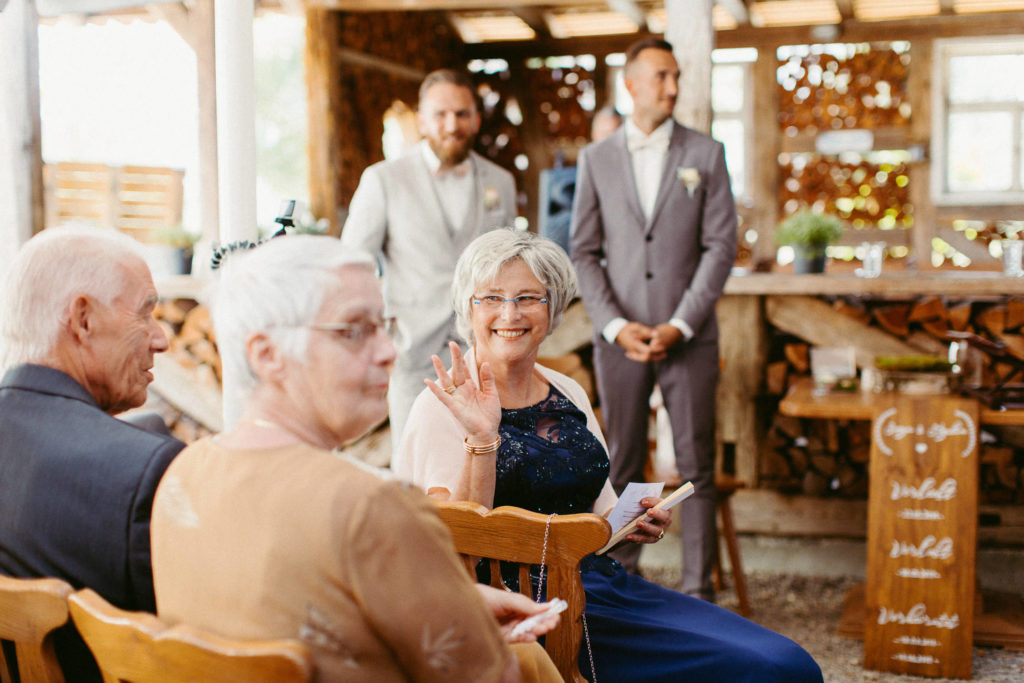 hochzeitsfotograf-kerim-kivrak-scheunenhochzeit-balzhausen-hochzeitslocation-lenderstuben-boho-destination-wedding-photographer-trauung-standesamt-hochzeitsfotoalbum-hochzeitsdeko-0084