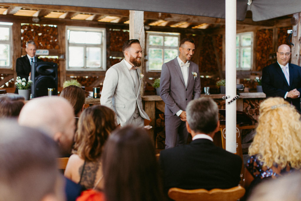 hochzeitsfotograf-kerim-kivrak-scheunenhochzeit-balzhausen-hochzeitslocation-lenderstuben-boho-destination-wedding-photographer-trauung-standesamt-hochzeitsfotoalbum-hochzeitsdeko-0085