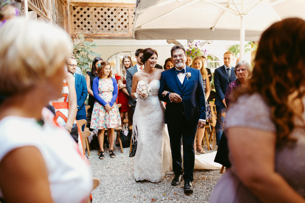 hochzeitsfotograf-kerim-kivrak-scheunenhochzeit-balzhausen-hochzeitslocation-lenderstuben-boho-destination-wedding-photographer-trauung-standesamt-hochzeitsfotoalbum-hochzeitsdeko-0088