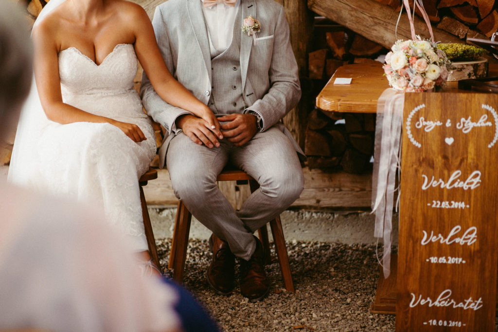 hochzeitsfotograf-kerim-kivrak-scheunenhochzeit-balzhausen-hochzeitslocation-lenderstuben-boho-destination-wedding-photographer-trauung-standesamt-hochzeitsfotoalbum-hochzeitsdeko-0090