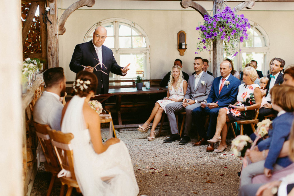 hochzeitsfotograf-kerim-kivrak-scheunenhochzeit-balzhausen-hochzeitslocation-lenderstuben-boho-destination-wedding-photographer-trauung-standesamt-hochzeitsfotoalbum-hochzeitsdeko-0091