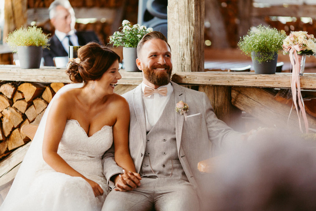 hochzeitsfotograf-kerim-kivrak-scheunenhochzeit-balzhausen-hochzeitslocation-lenderstuben-boho-destination-wedding-photographer-trauung-standesamt-hochzeitsfotoalbum-hochzeitsdeko-0095