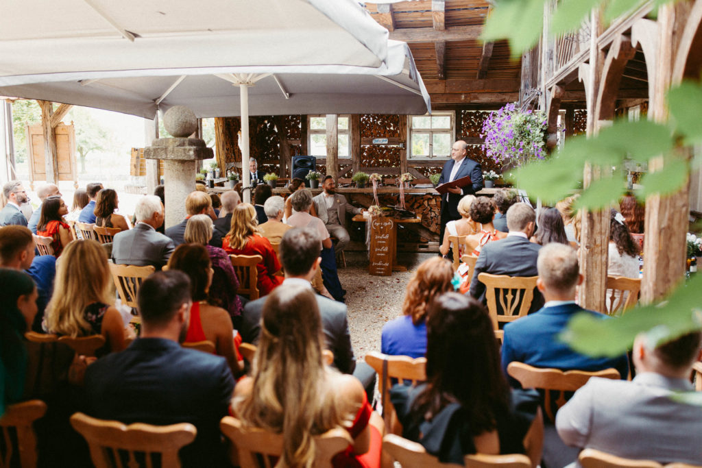 hochzeitsfotograf-kerim-kivrak-scheunenhochzeit-balzhausen-hochzeitslocation-lenderstuben-boho-destination-wedding-photographer-trauung-standesamt-hochzeitsfotoalbum-hochzeitsdeko-0096