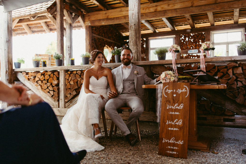 hochzeitsfotograf-kerim-kivrak-scheunenhochzeit-balzhausen-hochzeitslocation-lenderstuben-boho-destination-wedding-photographer-trauung-standesamt-hochzeitsfotoalbum-hochzeitsdeko-0097