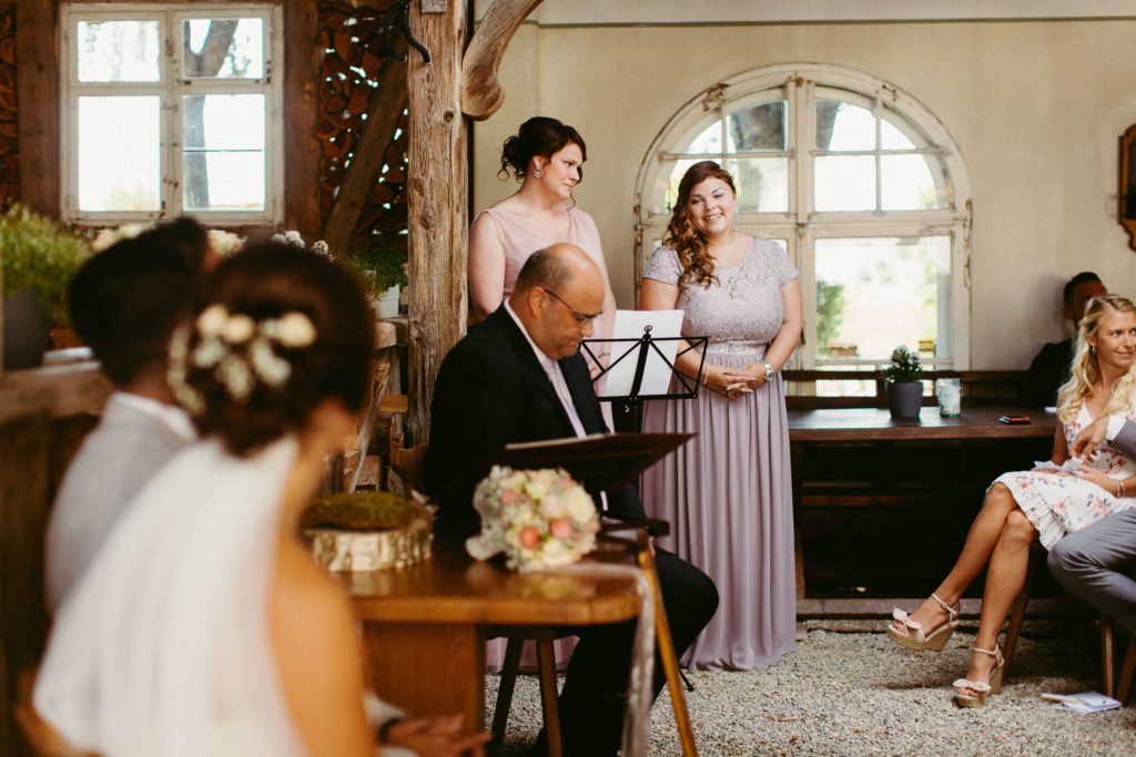 hochzeitsfotograf-kerim-kivrak-scheunenhochzeit-balzhausen-hochzeitslocation-lenderstuben-boho-destination-wedding-photographer-trauung-standesamt-hochzeitsfotoalbum-hochzeitsdeko-0100