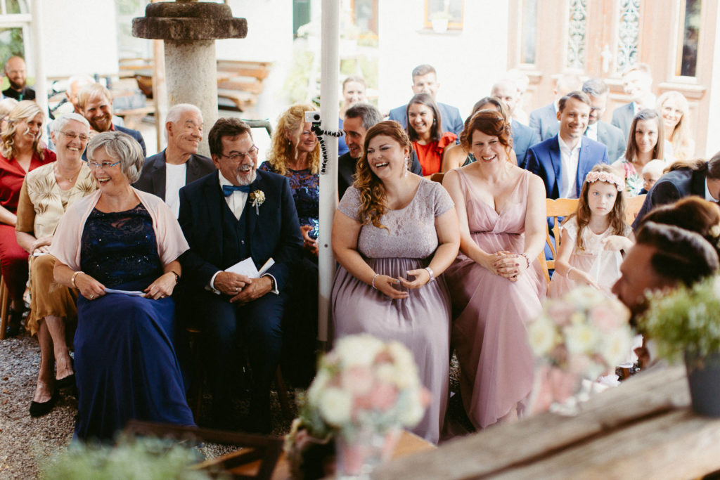 hochzeitsfotograf-kerim-kivrak-scheunenhochzeit-balzhausen-hochzeitslocation-lenderstuben-boho-destination-wedding-photographer-trauung-standesamt-hochzeitsfotoalbum-hochzeitsdeko-0103