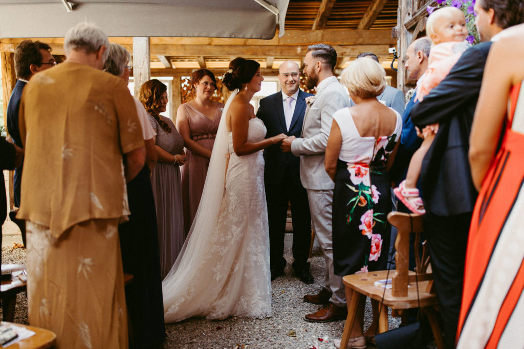 hochzeitsfotograf-kerim-kivrak-scheunenhochzeit-balzhausen-hochzeitslocation-lenderstuben-boho-destination-wedding-photographer-trauung-standesamt-hochzeitsfotoalbum-hochzeitsdeko-0105