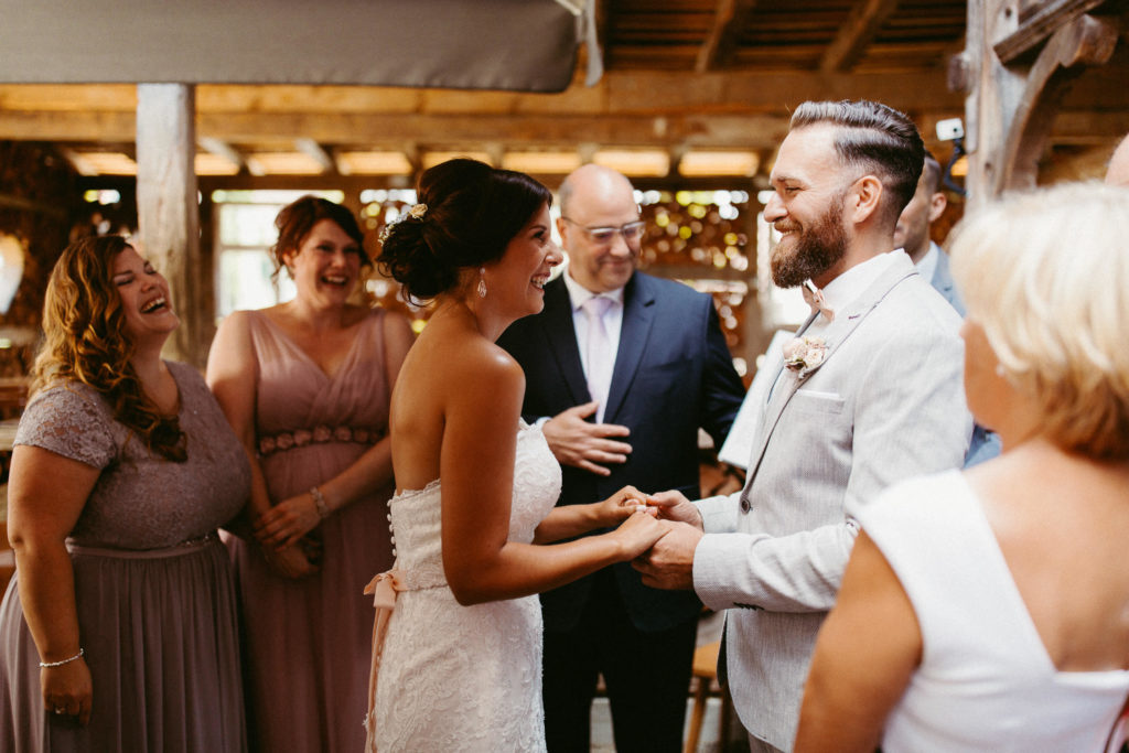 hochzeitsfotograf-kerim-kivrak-scheunenhochzeit-balzhausen-hochzeitslocation-lenderstuben-boho-destination-wedding-photographer-trauung-standesamt-hochzeitsfotoalbum-hochzeitsdeko-0107