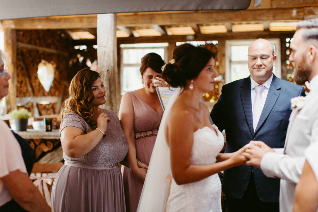 hochzeitsfotograf-kerim-kivrak-scheunenhochzeit-balzhausen-hochzeitslocation-lenderstuben-boho-destination-wedding-photographer-trauung-standesamt-hochzeitsfotoalbum-hochzeitsdeko-0111