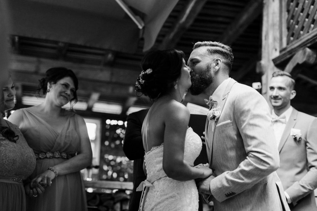 hochzeitsfotograf-kerim-kivrak-scheunenhochzeit-balzhausen-hochzeitslocation-lenderstuben-boho-destination-wedding-photographer-trauung-standesamt-hochzeitsfotoalbum-hochzeitsdeko-0113