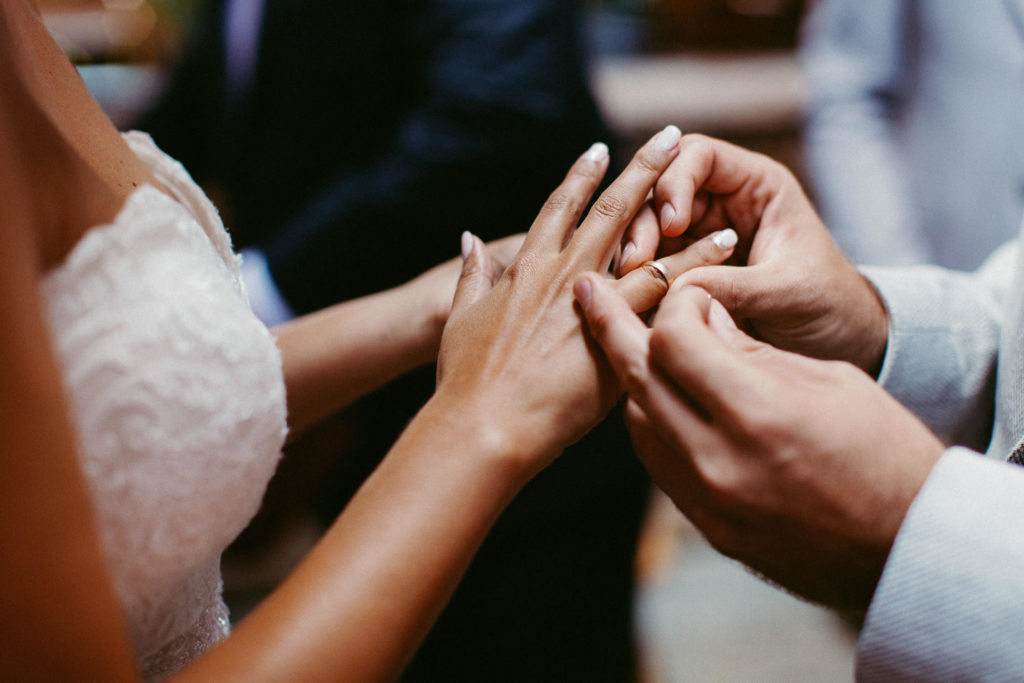 hochzeitsfotograf-kerim-kivrak-scheunenhochzeit-balzhausen-hochzeitslocation-lenderstuben-boho-destination-wedding-photographer-trauung-standesamt-hochzeitsfotoalbum-hochzeitsdeko-0114