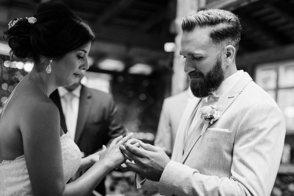 hochzeitsfotograf-kerim-kivrak-scheunenhochzeit-balzhausen-hochzeitslocation-lenderstuben-boho-destination-wedding-photographer-trauung-standesamt-hochzeitsfotoalbum-hochzeitsdeko-0115