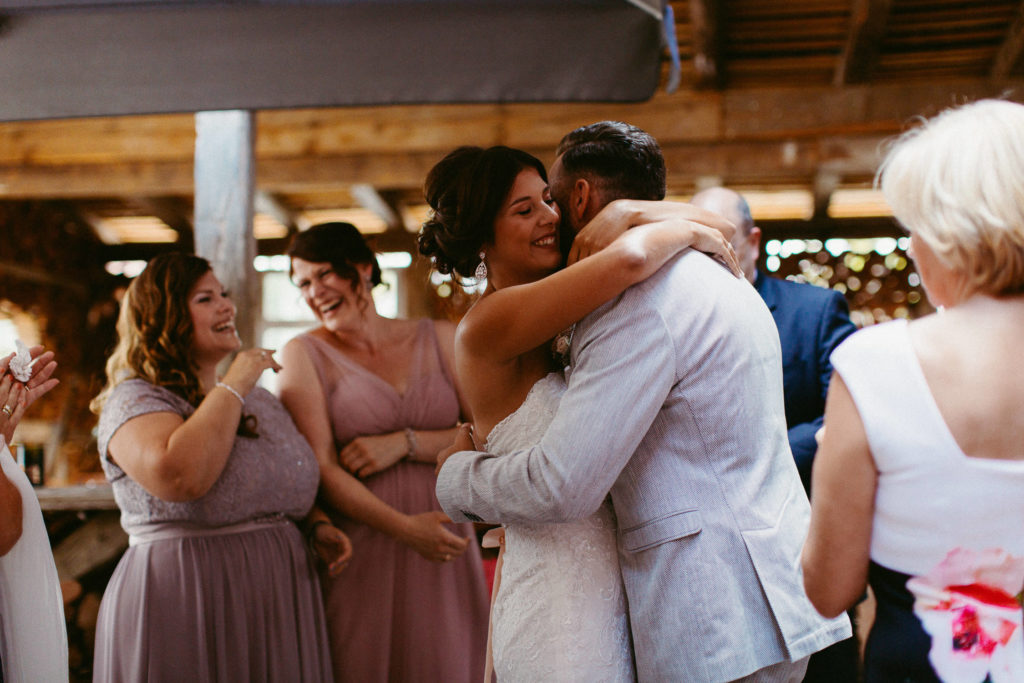 hochzeitsfotograf-kerim-kivrak-scheunenhochzeit-balzhausen-hochzeitslocation-lenderstuben-boho-destination-wedding-photographer-trauung-standesamt-hochzeitsfotoalbum-hochzeitsdeko-0117