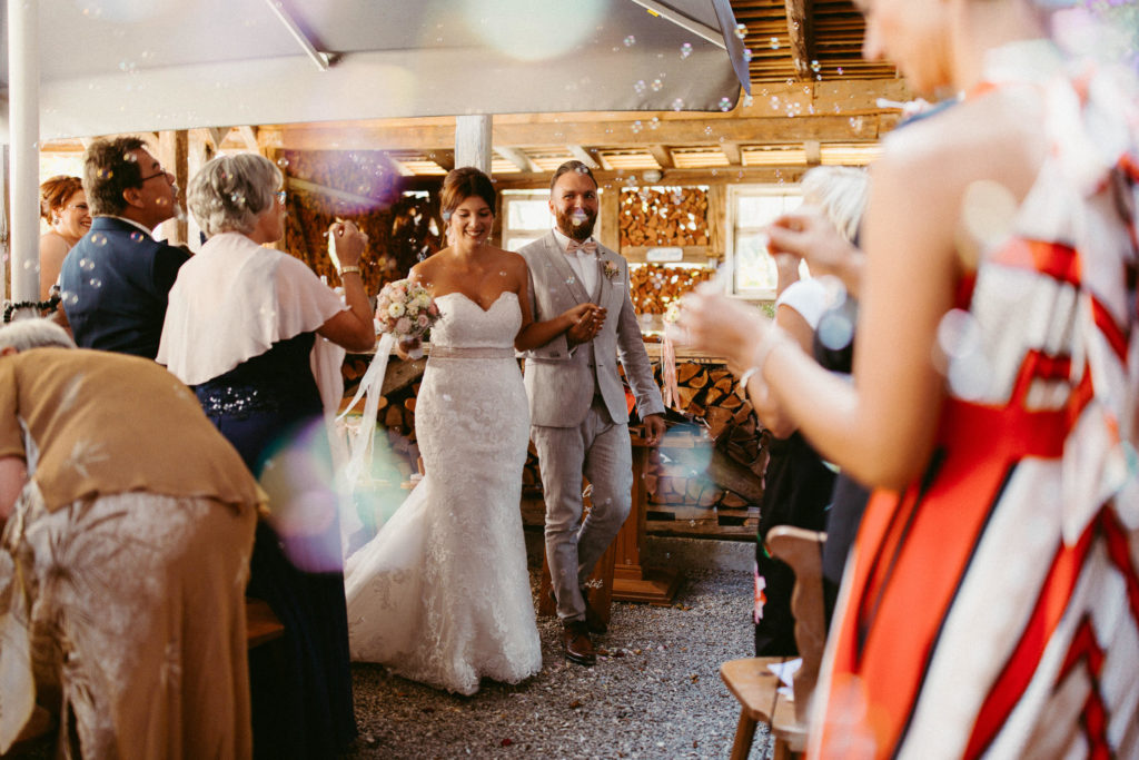 hochzeitsfotograf-kerim-kivrak-scheunenhochzeit-balzhausen-hochzeitslocation-lenderstuben-boho-destination-wedding-photographer-trauung-standesamt-hochzeitsfotoalbum-hochzeitsdeko-0118