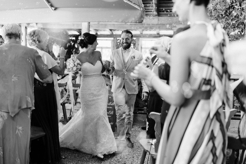 hochzeitsfotograf-kerim-kivrak-scheunenhochzeit-balzhausen-hochzeitslocation-lenderstuben-boho-destination-wedding-photographer-trauung-standesamt-hochzeitsfotoalbum-hochzeitsdeko-0119