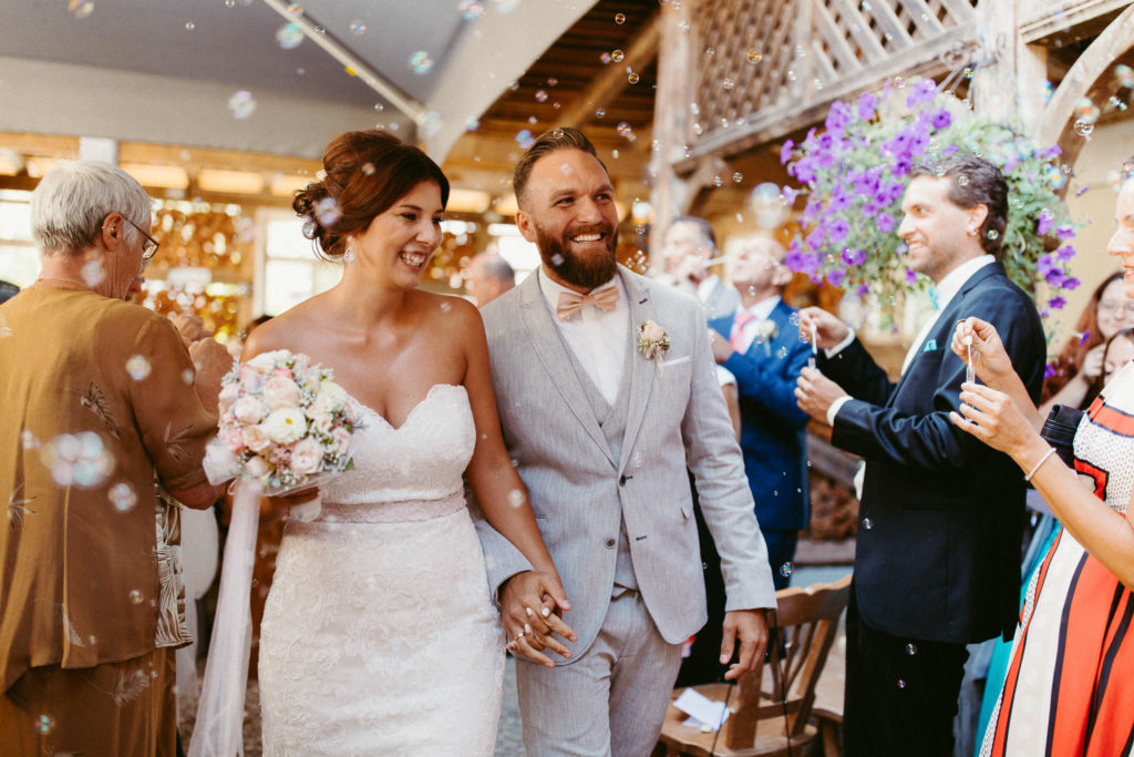 hochzeitsfotograf-kerim-kivrak-scheunenhochzeit-balzhausen-hochzeitslocation-lenderstuben-boho-destination-wedding-photographer-trauung-standesamt-hochzeitsfotoalbum-hochzeitsdeko-0120