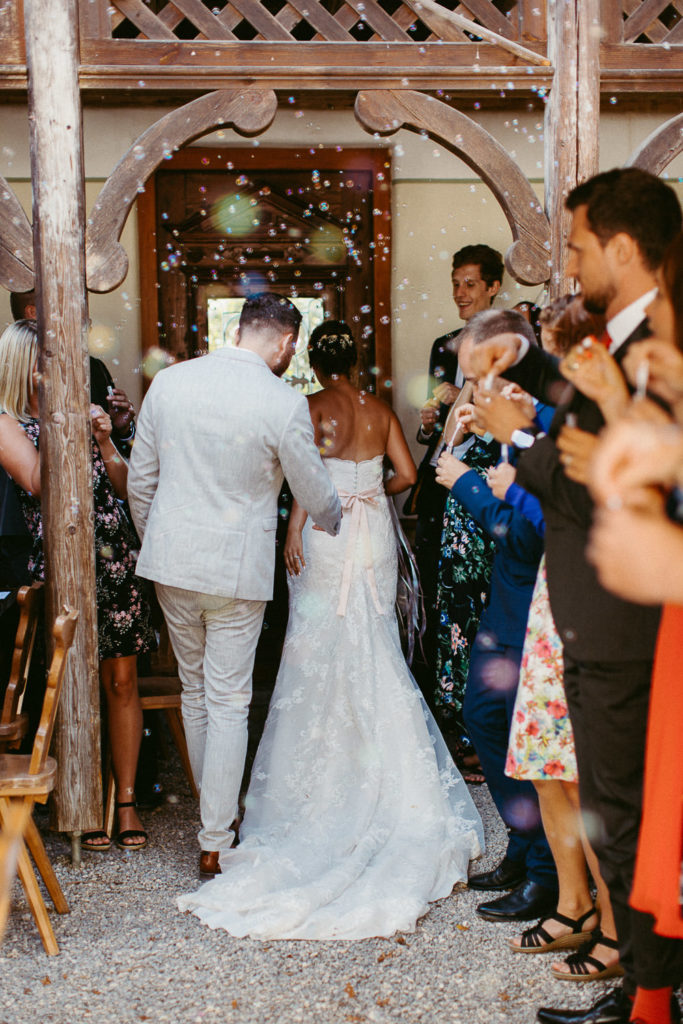 hochzeitsfotograf-kerim-kivrak-scheunenhochzeit-balzhausen-hochzeitslocation-lenderstuben-boho-destination-wedding-photographer-trauung-standesamt-hochzeitsfotoalbum-hochzeitsdeko-0121