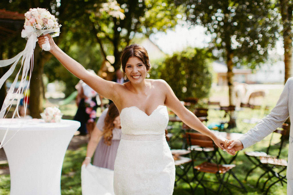 hochzeitsfotograf-kerim-kivrak-scheunenhochzeit-balzhausen-hochzeitslocation-lenderstuben-boho-destination-wedding-photographer-trauung-standesamt-hochzeitsfotoalbum-hochzeitsdeko-0122