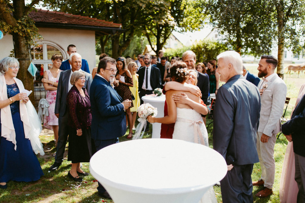 hochzeitsfotograf-kerim-kivrak-scheunenhochzeit-balzhausen-hochzeitslocation-lenderstuben-boho-destination-wedding-photographer-trauung-standesamt-hochzeitsfotoalbum-hochzeitsdeko-0123
