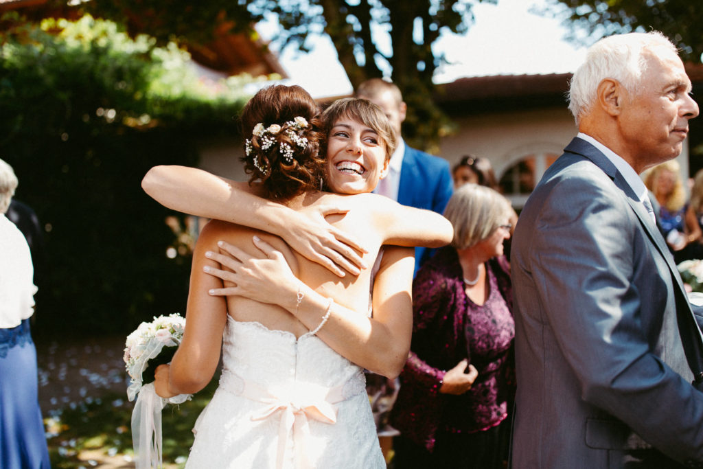hochzeitsfotograf-kerim-kivrak-scheunenhochzeit-balzhausen-hochzeitslocation-lenderstuben-boho-destination-wedding-photographer-trauung-standesamt-hochzeitsfotoalbum-hochzeitsdeko-0125