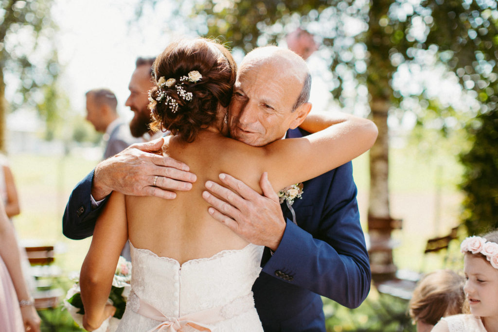 hochzeitsfotograf-kerim-kivrak-scheunenhochzeit-balzhausen-hochzeitslocation-lenderstuben-boho-destination-wedding-photographer-trauung-standesamt-hochzeitsfotoalbum-hochzeitsdeko-0130
