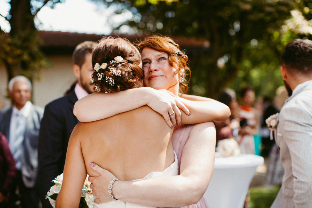 hochzeitsfotograf-kerim-kivrak-scheunenhochzeit-balzhausen-hochzeitslocation-lenderstuben-boho-destination-wedding-photographer-trauung-standesamt-hochzeitsfotoalbum-hochzeitsdeko-0131