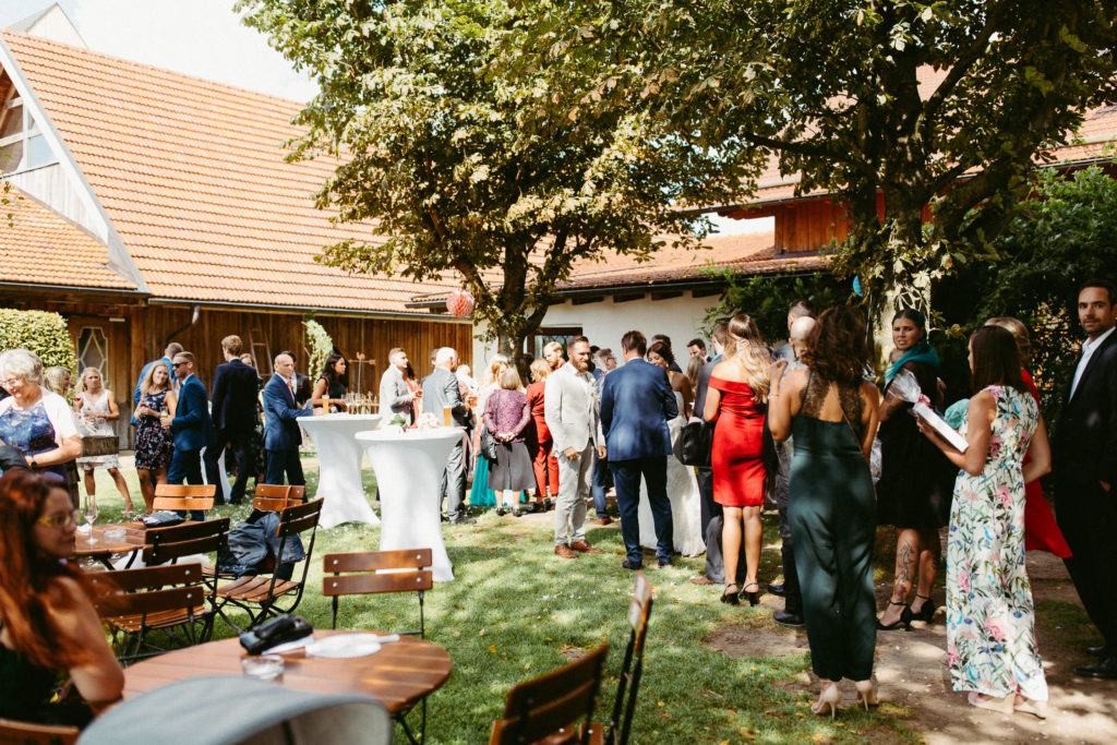 hochzeitsfotograf-kerim-kivrak-scheunenhochzeit-balzhausen-hochzeitslocation-lenderstuben-boho-destination-wedding-photographer-trauung-standesamt-hochzeitsfotoalbum-hochzeitsdeko-0134