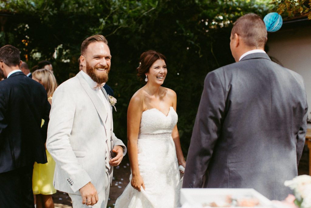 hochzeitsfotograf-kerim-kivrak-scheunenhochzeit-balzhausen-hochzeitslocation-lenderstuben-boho-destination-wedding-photographer-trauung-standesamt-hochzeitsfotoalbum-hochzeitsdeko-0135