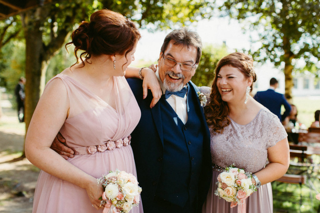 hochzeitsfotograf-kerim-kivrak-scheunenhochzeit-balzhausen-hochzeitslocation-lenderstuben-boho-destination-wedding-photographer-trauung-standesamt-hochzeitsfotoalbum-hochzeitsdeko-0137