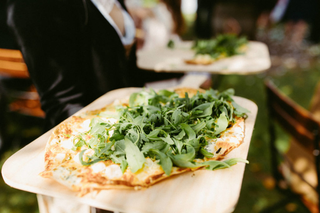 hochzeitsfotograf-kerim-kivrak-scheunenhochzeit-balzhausen-hochzeitslocation-lenderstuben-boho-destination-wedding-photographer-trauung-standesamt-hochzeitsfotoalbum-hochzeitsdeko-0138