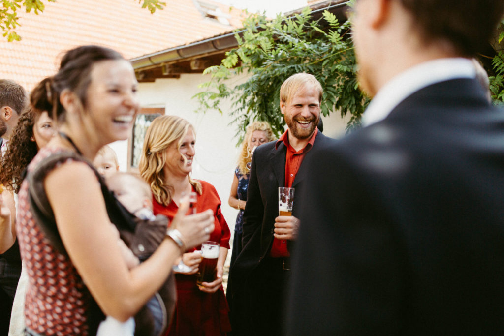 hochzeitsfotograf-kerim-kivrak-scheunenhochzeit-balzhausen-hochzeitslocation-lenderstuben-boho-destination-wedding-photographer-trauung-standesamt-hochzeitsfotoalbum-hochzeitsdeko-0139