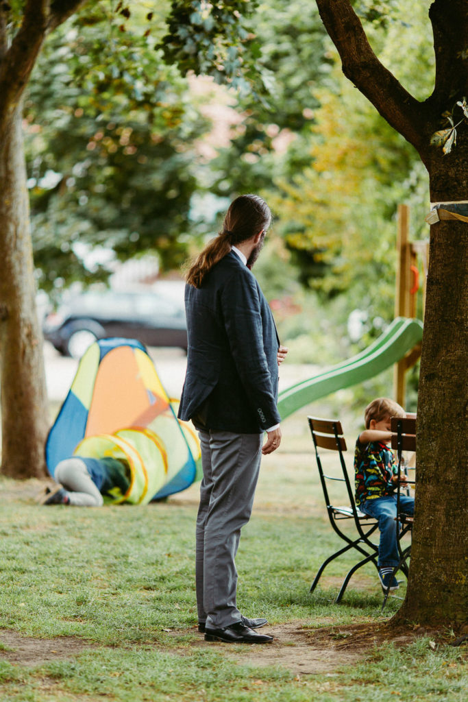 hochzeitsfotograf-kerim-kivrak-scheunenhochzeit-balzhausen-hochzeitslocation-lenderstuben-boho-destination-wedding-photographer-trauung-standesamt-hochzeitsfotoalbum-hochzeitsdeko-0143