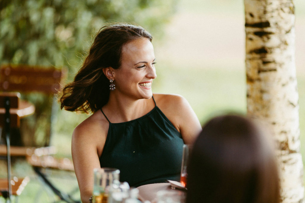 hochzeitsfotograf-kerim-kivrak-scheunenhochzeit-balzhausen-hochzeitslocation-lenderstuben-boho-destination-wedding-photographer-trauung-standesamt-hochzeitsfotoalbum-hochzeitsdeko-0144