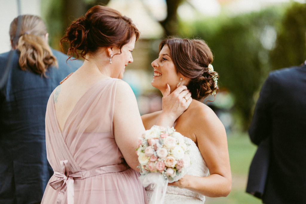 hochzeitsfotograf-kerim-kivrak-scheunenhochzeit-balzhausen-hochzeitslocation-lenderstuben-boho-destination-wedding-photographer-trauung-standesamt-hochzeitsfotoalbum-hochzeitsdeko-0147