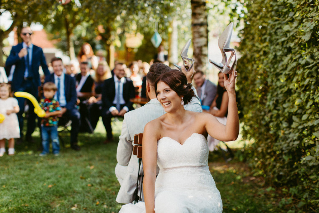 hochzeitsfotograf-kerim-kivrak-scheunenhochzeit-balzhausen-hochzeitslocation-lenderstuben-boho-destination-wedding-photographer-trauung-standesamt-hochzeitsfotoalbum-hochzeitsdeko-0153