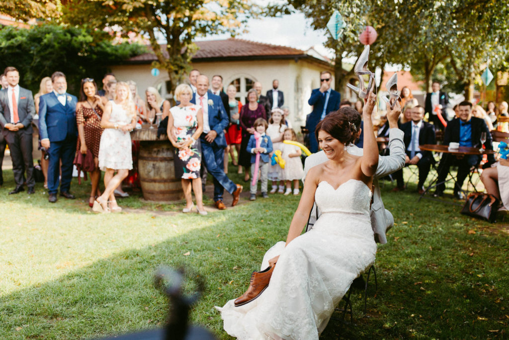 hochzeitsfotograf-kerim-kivrak-scheunenhochzeit-balzhausen-hochzeitslocation-lenderstuben-boho-destination-wedding-photographer-trauung-standesamt-hochzeitsfotoalbum-hochzeitsdeko-0158