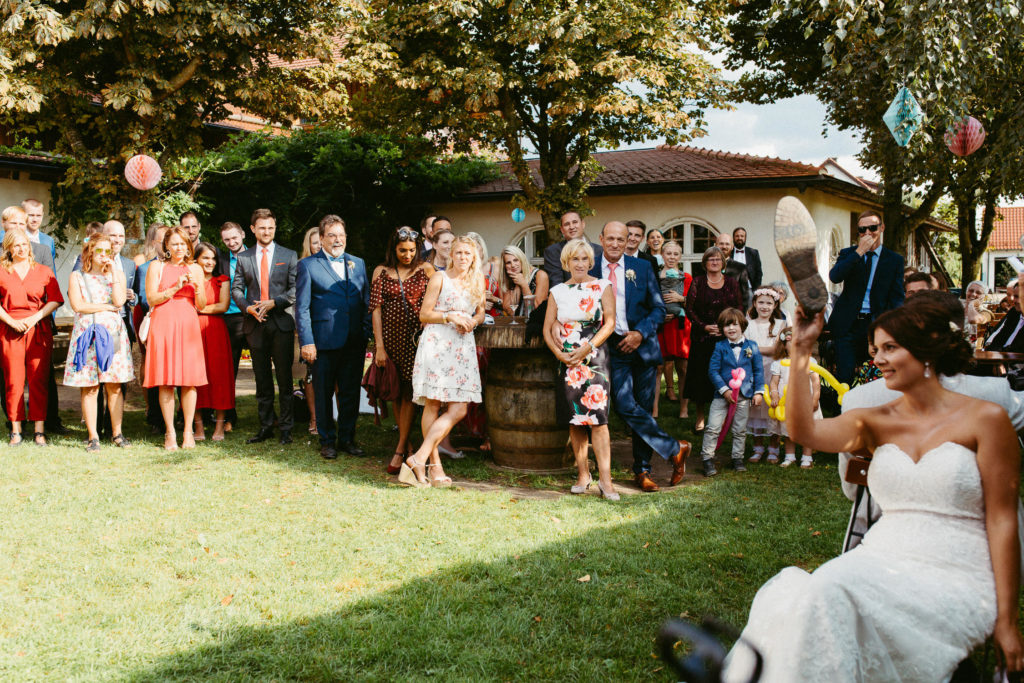 hochzeitsfotograf-kerim-kivrak-scheunenhochzeit-balzhausen-hochzeitslocation-lenderstuben-boho-destination-wedding-photographer-trauung-standesamt-hochzeitsfotoalbum-hochzeitsdeko-0159