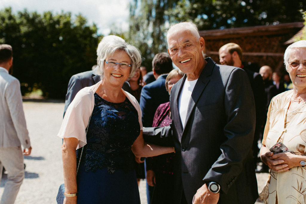 hochzeitsfotograf-kerim-kivrak-scheunenhochzeit-balzhausen-hochzeitslocation-lenderstuben-boho-destination-wedding-photographer-trauung-standesamt-hochzeitsfotoalbum-hochzeitsdeko-0160