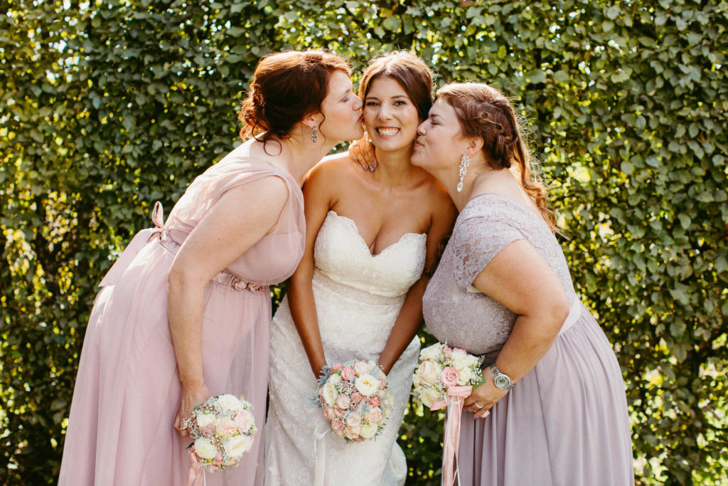 hochzeitsfotograf-kerim-kivrak-scheunenhochzeit-balzhausen-hochzeitslocation-lenderstuben-boho-destination-wedding-photographer-trauung-standesamt-hochzeitsfotoalbum-hochzeitsdeko-0165