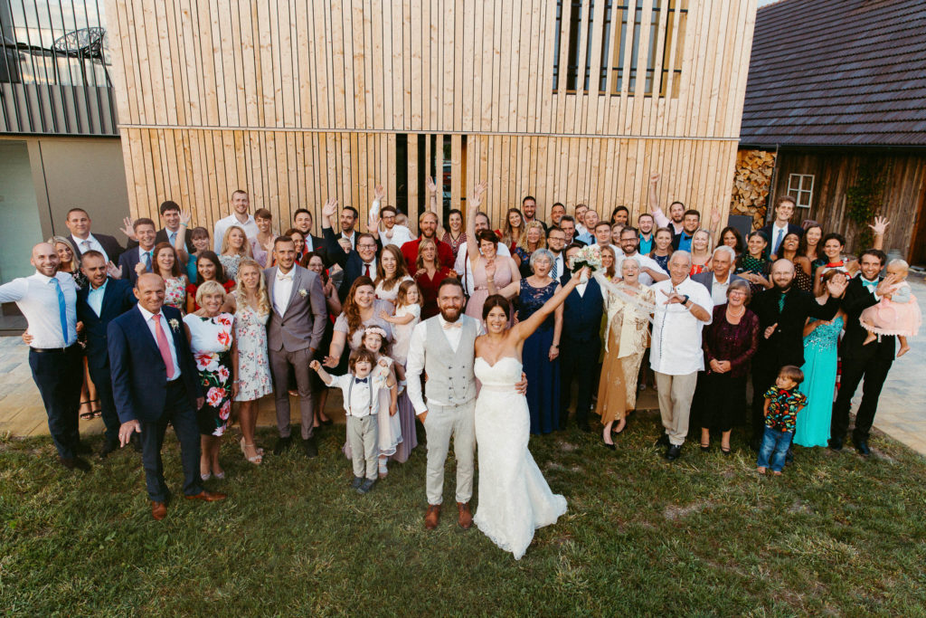 hochzeitsfotograf-kerim-kivrak-scheunenhochzeit-balzhausen-hochzeitslocation-lenderstuben-boho-destination-wedding-photographer-trauung-standesamt-hochzeitsfotoalbum-hochzeitsdeko-0167